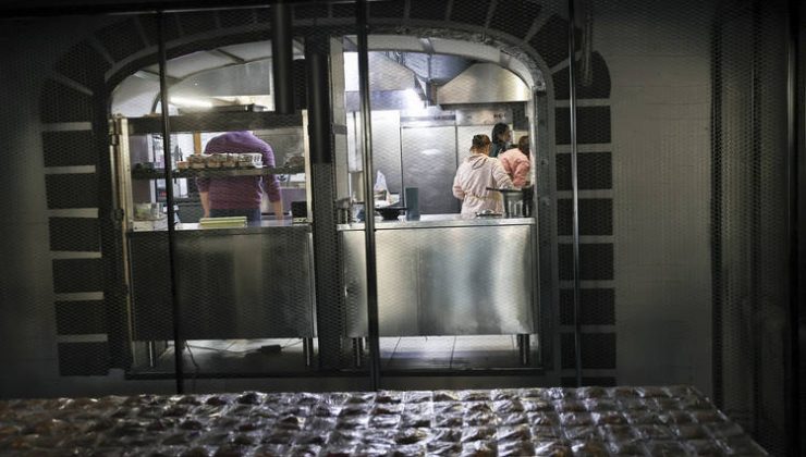 Kiev’deki Türk iş insanı her gün 1000 kadar Ukraynalıya ücretsiz yemek dağıtıyor