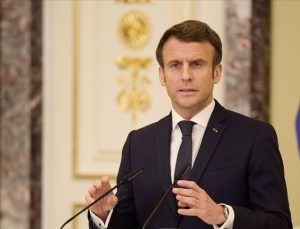 Macron ilk seçim mitinginde alay konusu oldu