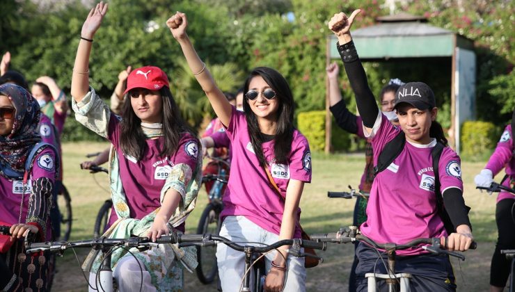 Pakistan’da kadınlar, hakları için pedal çevirdi