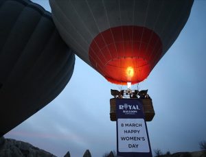 Sıcak hava balonları ‘8 Mart Dünya Kadınlar Günü’ için havalandı