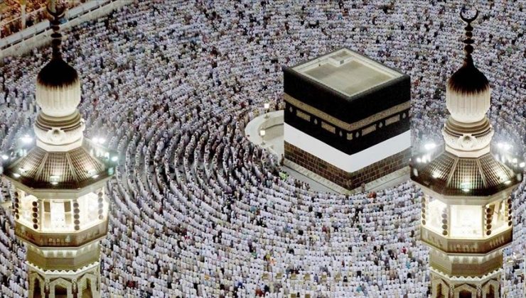 Kabe’de sosyal mesafesiz ilk Cuma namazı kılındı