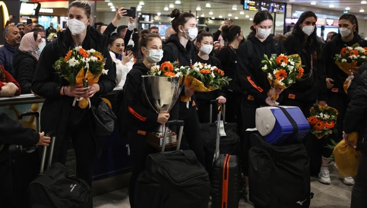 CEV Kupası şampiyonu Eczacıbaşı Kadın Voleybol Takımı yurda döndü