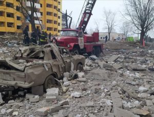 Ukrayna’da bombalanan yatakhane enkazından 3’ü çocuk 5 kişinin cesedi çıkarıldı