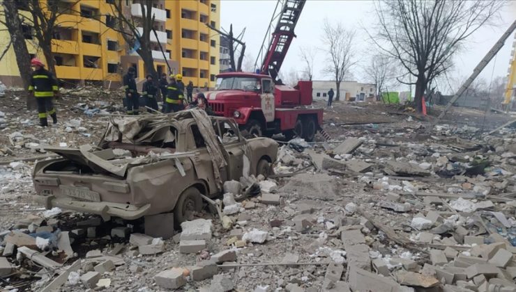 Ukrayna’da bombalanan yatakhane enkazından 3’ü çocuk 5 kişinin cesedi çıkarıldı