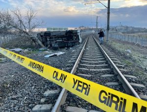 Yolcu treni işçi servisine çarptı: 27 yaralı