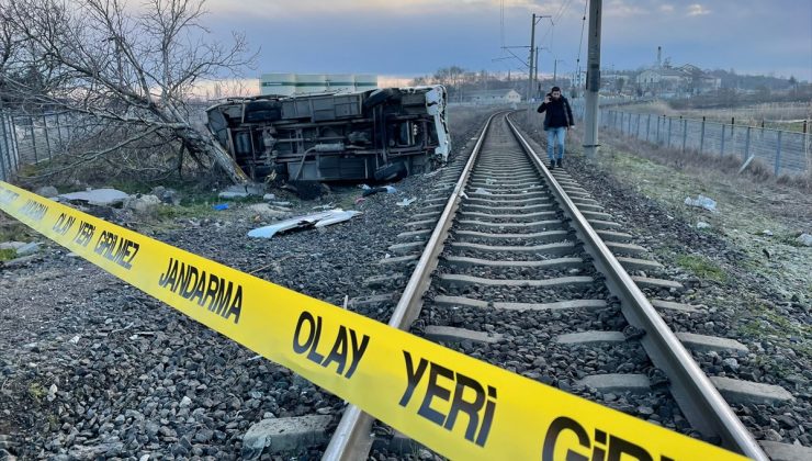 Yolcu treni işçi servisine çarptı: 27 yaralı