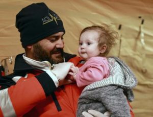 Ukraynalı hasta bebek ve annesini sınırda Türk hekimler tedavi etti