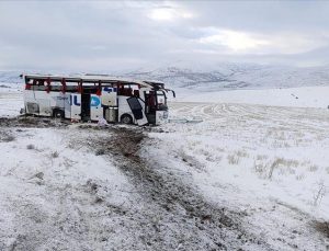 Sivas’ta yolcu otobüsü devrildi: 20 yaralı