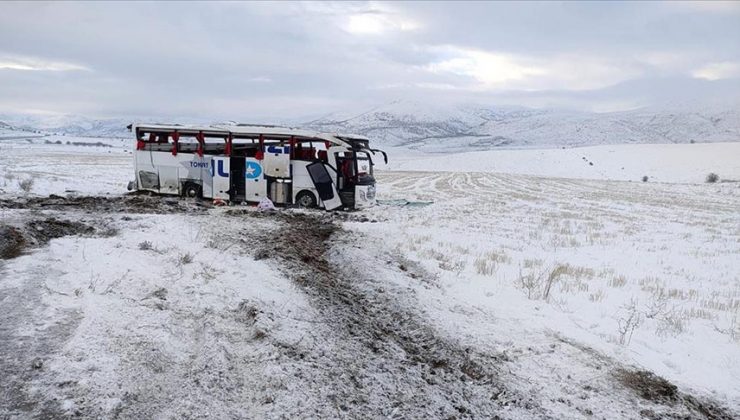 Sivas’ta yolcu otobüsü devrildi: 20 yaralı