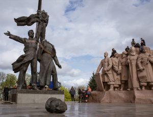 Kiev’deki Rusya-Ukrayna Dostluk Anıtı yıkıldı