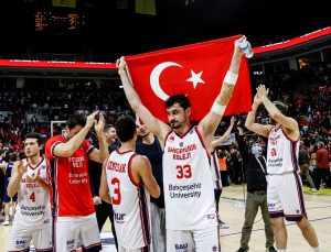 Bahçeşehir Koleji tarih yazıyor 90-82