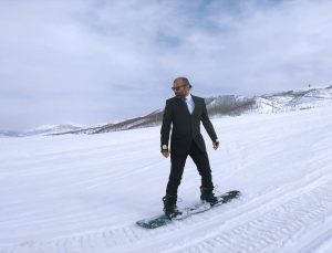 Takım elbise ve kravatla snowboard keyfi