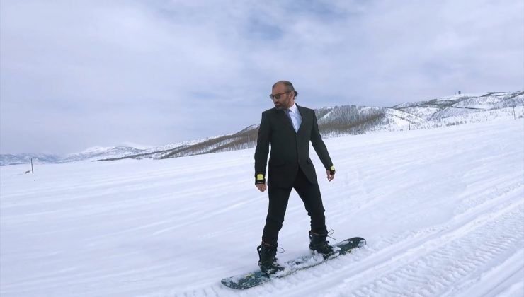 Takım elbise ve kravatla snowboard keyfi