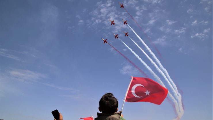 Türk Yıldızları, gösteri uçuşu yaptı