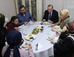 Cumhurbaşkanı Erdoğan, iftarını Ümraniye’de Kılıçaslan ailesiyle birlikte açtı