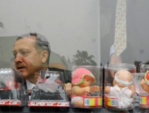 Erdoğan’ın çocuklara dağıttığı oyuncakları çaldılar