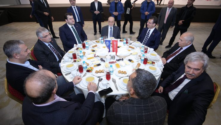 Karamollaoğlu ve İmamoğlu iftarda bir araya geldi