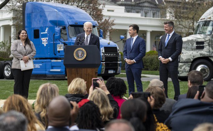 ABD Başkanı Biden kamyon şoförlerini Beyaz Saray’da ağırladı