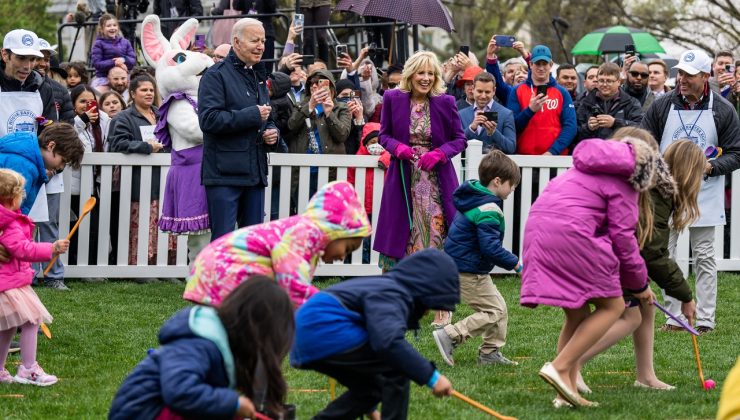 Biden çocuklarla yumurta yuvarladı