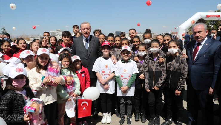 Cumhurbaşkanı Erdoğan, Meclis’te küçük sporcularla sohbet etti