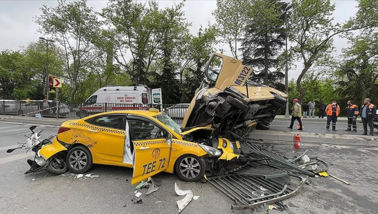 Minibüs taksinin üstüne çıktı, 7 kişi yaralandı