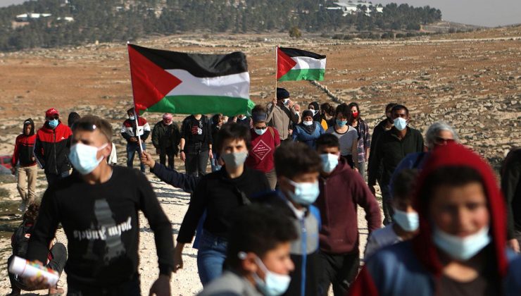 Filistinli gençler, Ayrım Duvarı’nı aşarak Aksa’ya ulaştı
