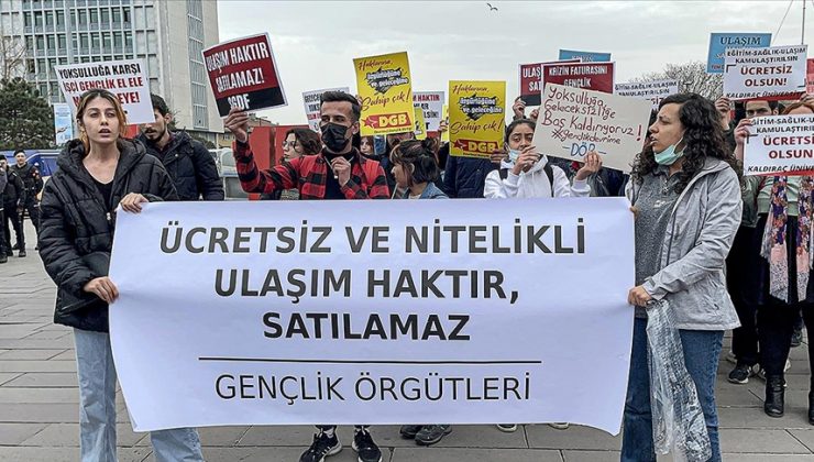 İstanbul’da öğrencilerden toplu ulaşım zammı protestosu