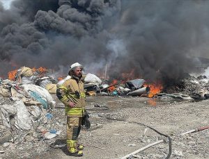 İzmir’de geri dönüşüm tesisinde yangın çıktı
