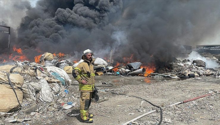 İzmir’de geri dönüşüm tesisinde yangın çıktı