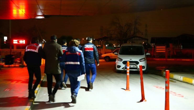 İzmir’de 71 FETÖ’cü yakalandı