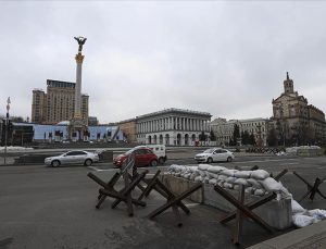 Ukrayna’nın başkenti Kiev’de barikatlar kaldırılıyor