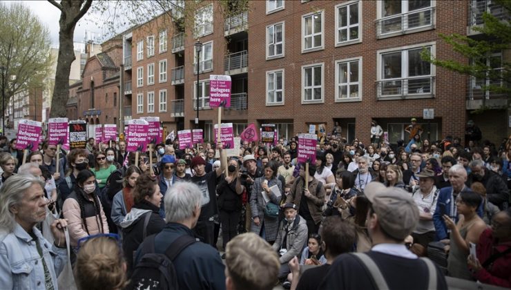 Göçmenlerin Ruanda’ya gönderilme planı Londra’da protesto edildi