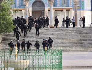 İsrail polisinden Mescid-i Aksa’ya baskın