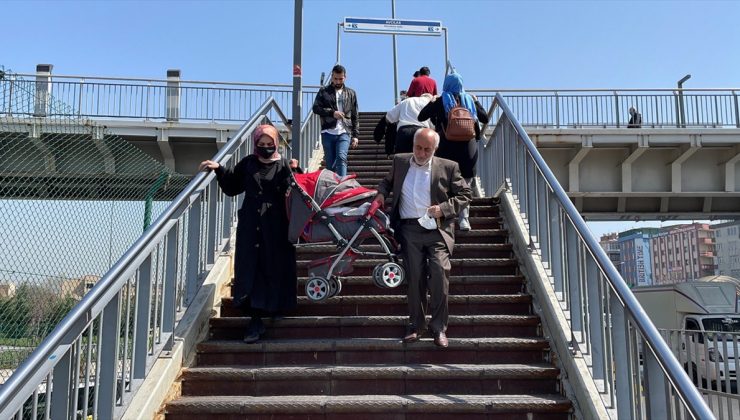 Metrobüs duraklarında çalışmayan asansörler yolcuları zor durumda bırakıyor