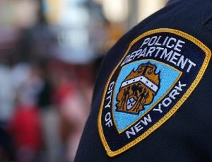 NYPD karakoluna bıçakla girdi