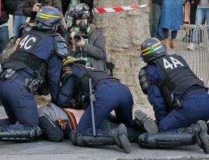 Fransız polisler iki Müslüman kadını darp etti