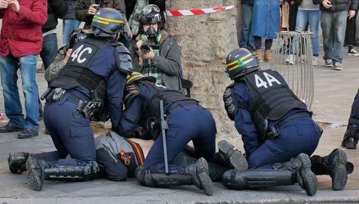 Fransız polisler iki Müslüman kadını darp etti