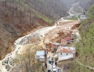 Trabzon’da heyelan: 5 bina toprak altında kaldı!