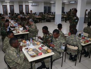 Mehmetçik ile Somalili askerler iftar yemeğinde buluştu