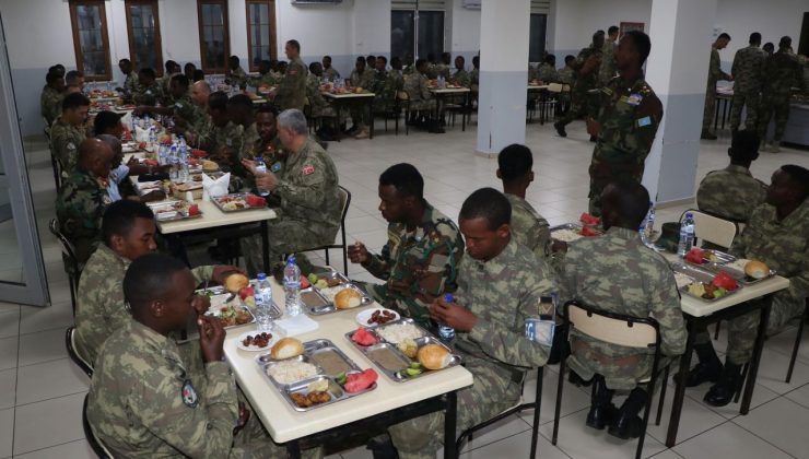 Mehmetçik ile Somalili askerler iftar yemeğinde buluştu