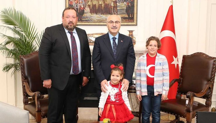 İzmir Valisi Köşger depremzede minik Ayda’nın bayramını kutladı