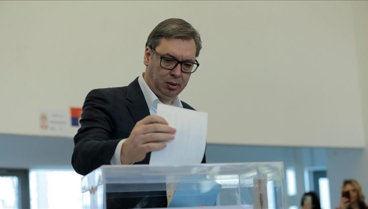 Sırbistan’da Vucic zaferini ilan etti