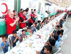 Türk Kızılay, Dünya Yetimler Günü’nde Srebrenitsa’da 150 kişiye iftar verdi