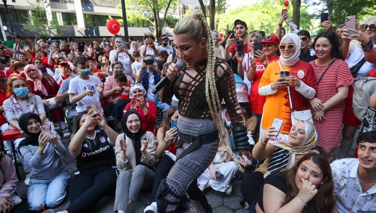 Hande Yener ‘Türk Günü Yürüyüşü’nde sahne aldı