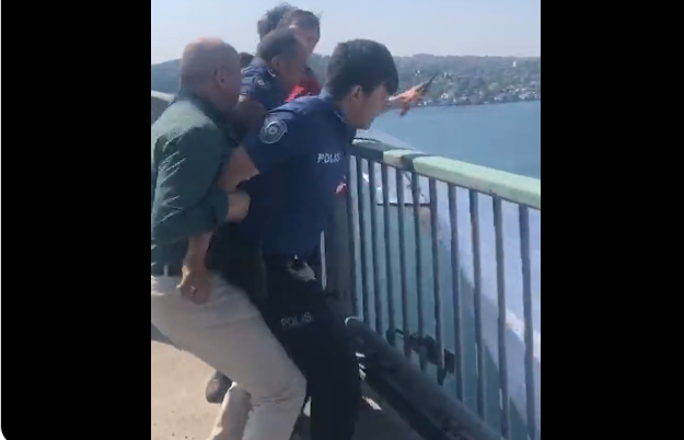 Köprüye pankart asan 3 TİP’li vekil ile polis arasında arbede