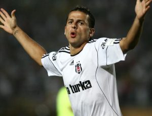 Beşiktaş’ın eski yıldızı Bobo futbolu bırakıyor