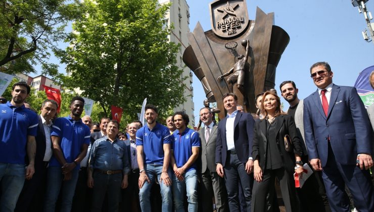 Anadolu Efes’in THY Avrupa Ligi şampiyonluk heykeli açıldı