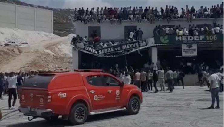 Antalya’da yanan otomobili görmek isteyenler izdihama yol açtı