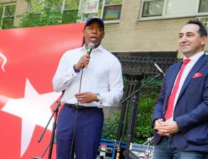 New York Belediye Başkanı Adams Türk Günü Yürüyüşü’ne katıldı
