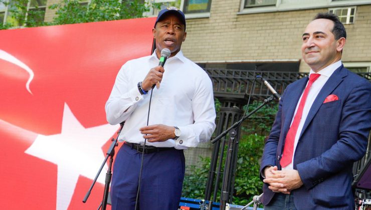 New York Belediye Başkanı Adams Türk Günü Yürüyüşü’ne katıldı